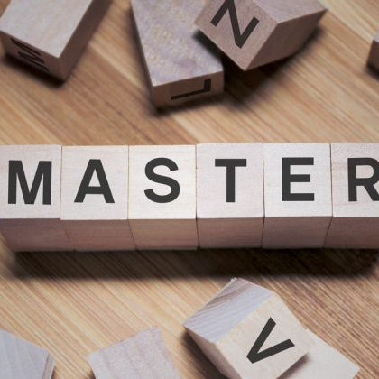 Master scritto con tessere bianche in un articolo su Costruzioni e Oil and Gas.