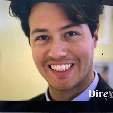 Giovane uomo sorridente in giacca scura, simbolo del successo dopo il Master Ingegneri.