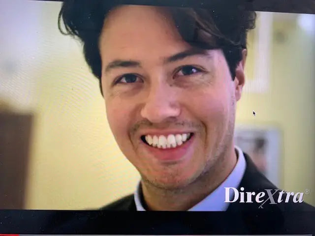 Giovane uomo sorridente in giacca scura, simbolo del successo dopo il Master Ingegneri.