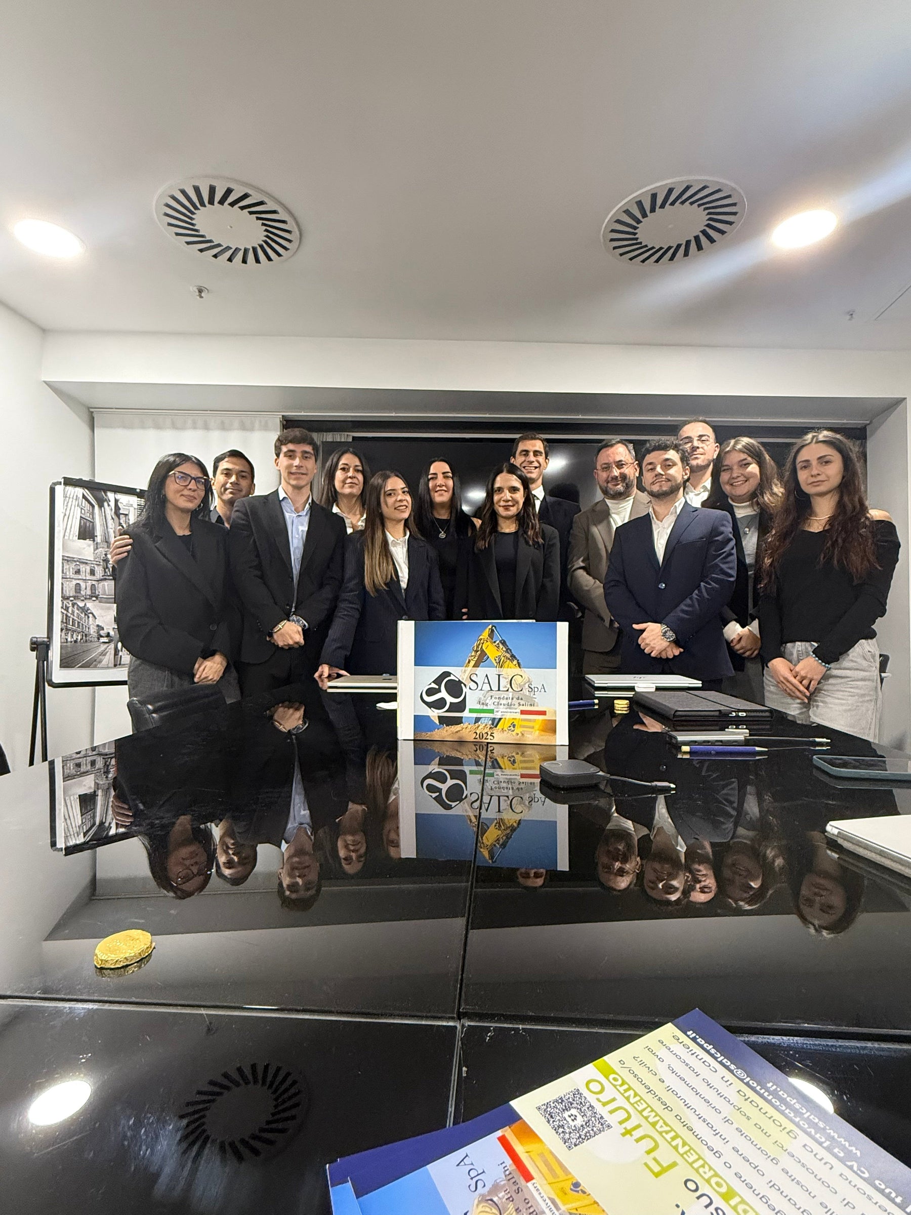 Antonello Fois, Direttore Tecnico SALC, con gli allievi della 38ª edizione del Master Dirextra a Manchester durante il suo ritorno in aula come testimonial